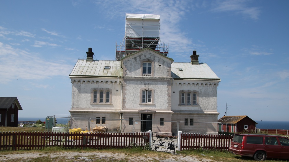 Renoveringen av fyren på Stora Karlsö kommer att pågå fram till hösten och fortsätta under nästa år.