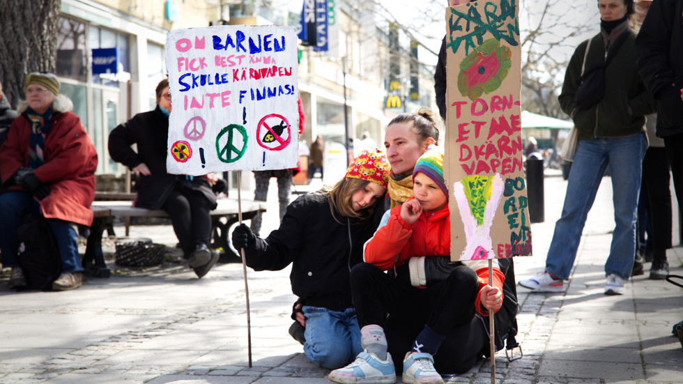 Majken Hallberg, Agnes Hallberg och Aino Hallberg vill markera sitt motstånd mot DCA-avtalet, som kan öppna möjlighet till kärnvapen när amerikanska styrkor får tillgång till svenska militärbaser.