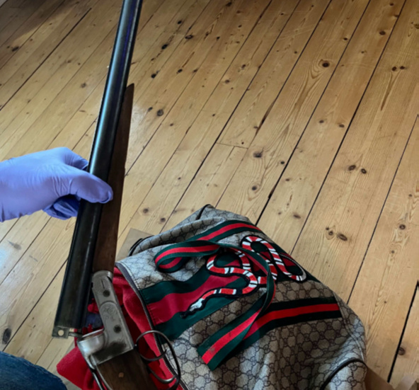 Polisen hittade ett avsågat hagelgevär i en lucka i taket