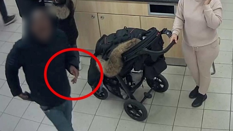 Här går mannen in med en tänd cigg på Ica.