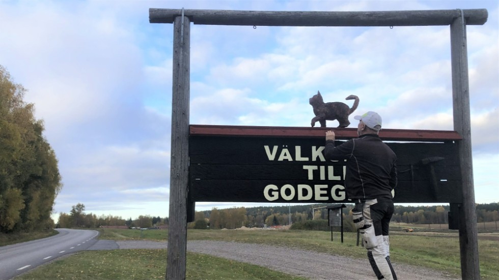 Stefan Karlsson skruvar fast katten Gode.