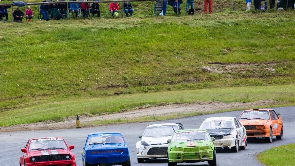 Brett. Tufft inne i första sväng i finalen i klass 2.