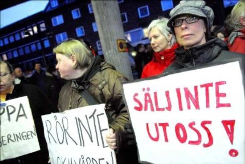 ORO. Carita Wättling, lokalvårdare, demonstrerade för sitt eget och arbetskamraters jobb. "Vi är oroliga för jobben och vill inte att städningen ska försämras. Det drabbar barnen".