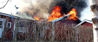 Villa totalförstörd vid häftig brand