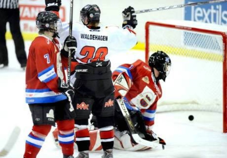 Mål. Marcus Waldehagen jublade efter ett av Asplövens sju mål mot Boden. Jesper Dahlroth och Johan Åström kunde bara konstatera att deras sista match innan julvilan slutade i förlust. Foto: EIJA DUNDER