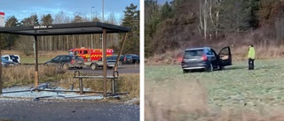 Bil åkte av vägen – körde in i busskur • En person till sjukhus