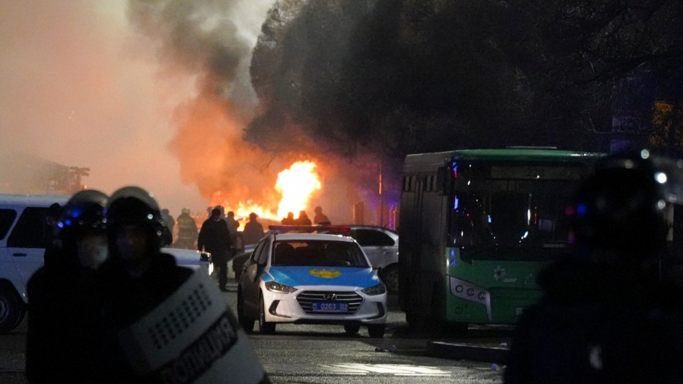 Byggnader och bilar har satts i brand i Almaty under natten mot torsdagen.