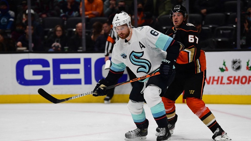 Adam Larsson stod för en assist när han avskrivits från NHL:s covidprotokoll.