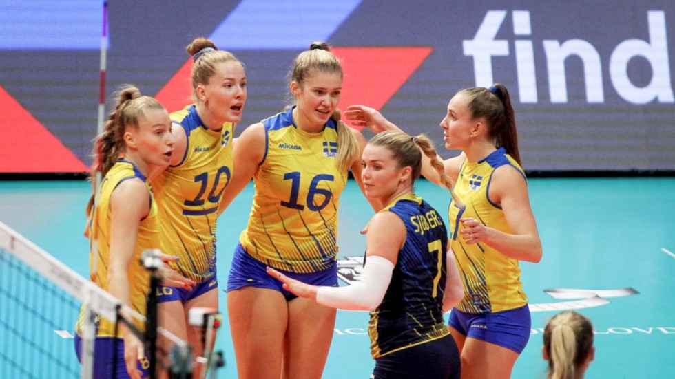 Systrarna Haak fick jubla tillsammans med landslaget under EM i somras. Nu ställs Isabelle Haak (andra från vänster) mot Anna Haak (till höger) i Champions League. Arkivbild.