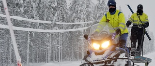 Arbetar mot snöfallet på skotern