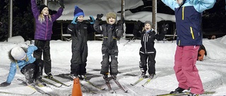 Glada barn på skidor