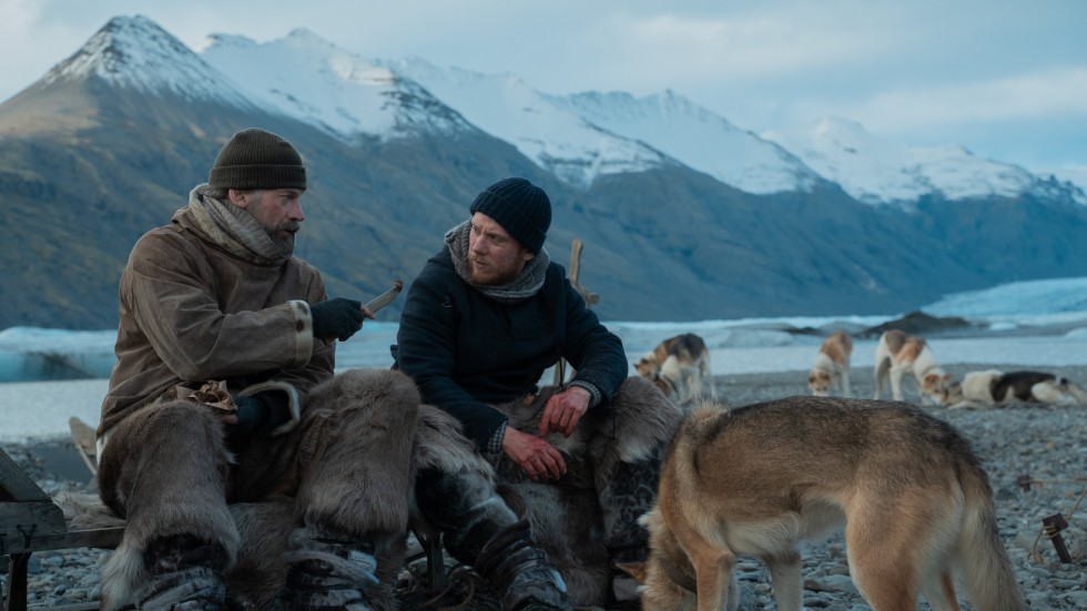 Nikolaj Coster-Waldau som Ejnar Mikkelsen och Joe Cole som Iver Iversen i "Against the ice". Pressbild.