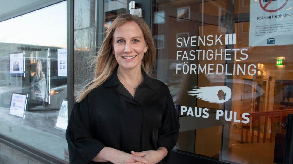 Bostadrättsspriserna i Sverige rasar men mäklaren Marie Sandström säger att prisbilden i Piteå är stabil. (Arkivbild)