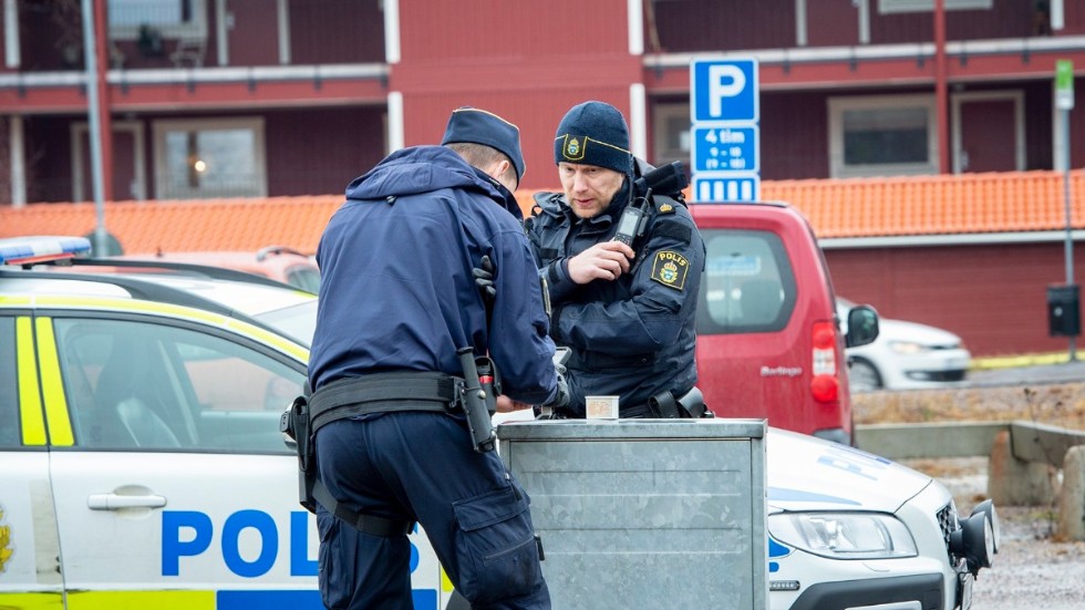 En polispatrull tog hand om de misstänkta sprängkapslarna i Brandkärr. 