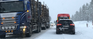 LIVE: Därför var det stopp på riksvägen i 1,5 timme • Träd över spåret stoppar tågen • "Buss gled ner i diket"