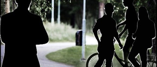 Cykeltur förvandlas till ett ruskigt kidnappningsdrama – man med kniv sliter till sig en av pojkarna