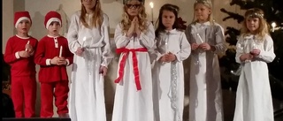 Lucia med tärnor och tomtar tågade in