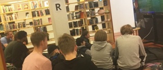 Övernattning och spelturnering ordnades på biblioteket