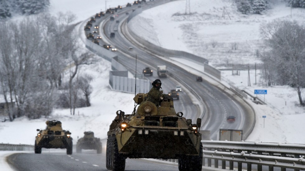 En beväpnad rysk konvoj på väg mot Krimhalvön. På torsdagen angrep Ryssland Ukraina. Förenkla och bespara detaljerna när du förklarar kriget för barn.