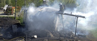 Stuga totalförstörd i brand