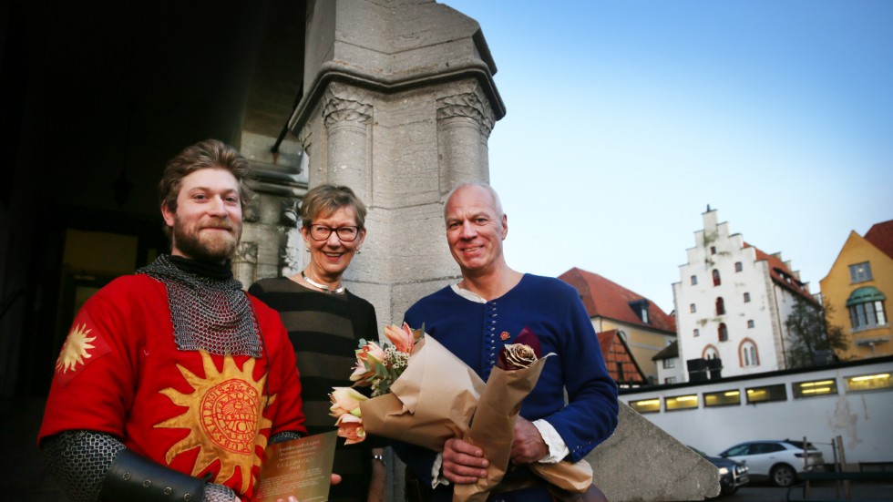 Riddarsällskapet Torneamentum fick Guldrosen av Visby innerstadsförening. Dennis Norrthon och Mikael Qviberg tillsammans med föreningens ordförande Agneta Emmervall.