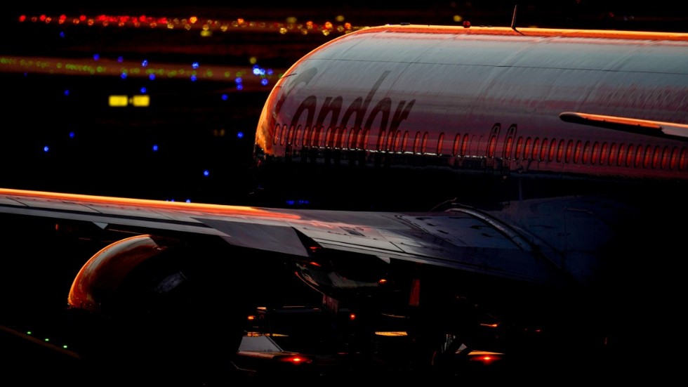 Ett flygplan i solnedgången på Frankfurts flygplats. Arkivbild.
