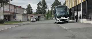 Psykningarna inför långa bussresan: "Tror han är kung"