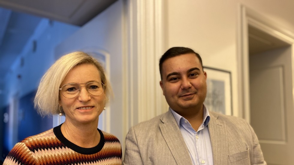 Eva-Britt Sjöberg (KD), ordförande för arbetsmarknads- och vuxenutbildningsnämnden, och Senad Mutic (S), vice ordförande i samma nämnd samt ordförande i biståndsutskottet.