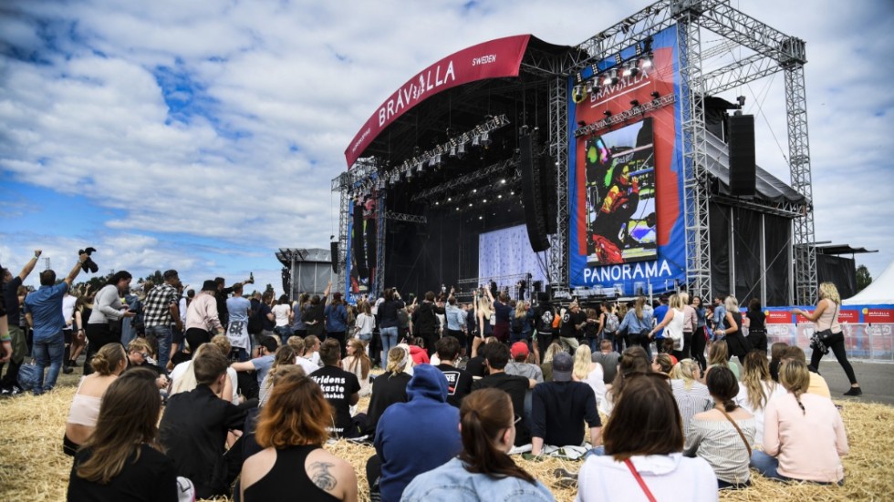 Mannen sitter häktad efter en väldtäkt som inträffade under Bråvalla festival 2013. "Skulle inte känt igen henne om hon suttit här idag", har den åtalade sagt i polisförhör.