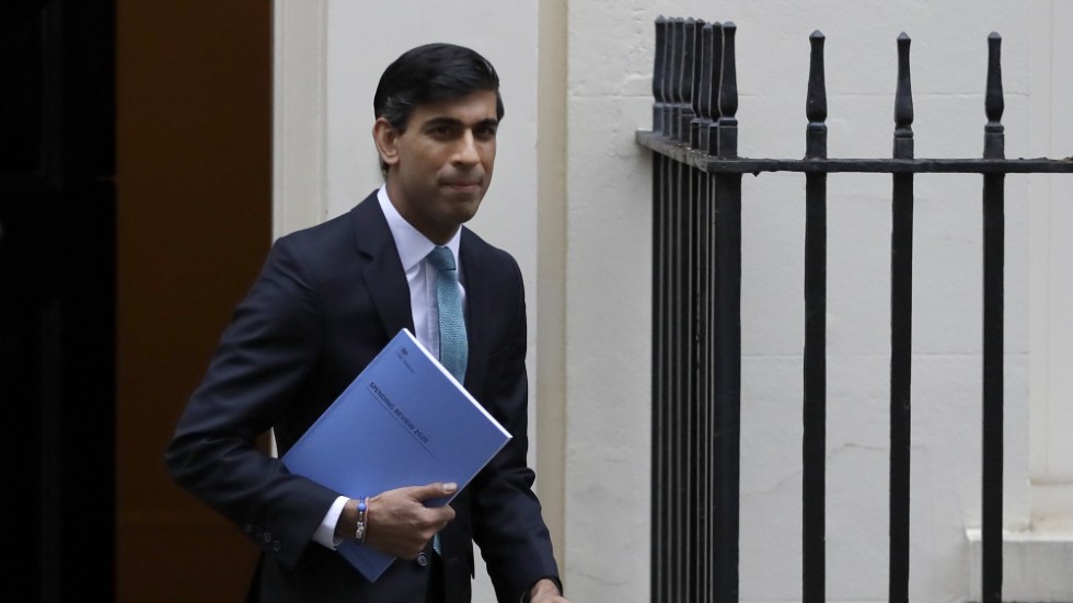 Storbritanniens finansminister Rishi Sunak utanför Downing Street i London i november 2020. Arkivbild.
