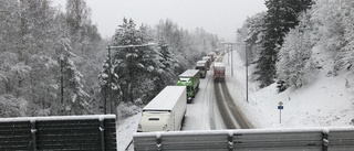 Långa köer efter lastbilens snöstopp