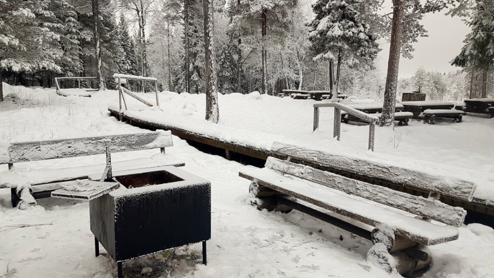 Det går att grilla men den som vill komma undan vinden vid Hertsöträsket har ingen stuga att ta skydd i. Det som brann ner i början av december ska byggas upp till våren.