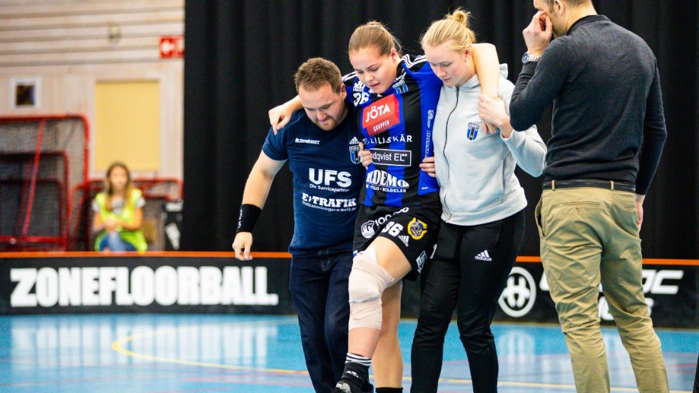 Amanda Ljunggren fick med hjälp föras av planen i IFU Arena.