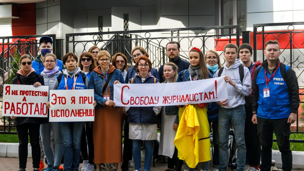 Journalister vid den belarusiska nyhetssajten Tut.by har gått i strejk och demonstrerar för pressfrihet framför en polisstation i Minsk, med anledning av att många kollegor blivit gripna. Bilden är tagen den 2 september.