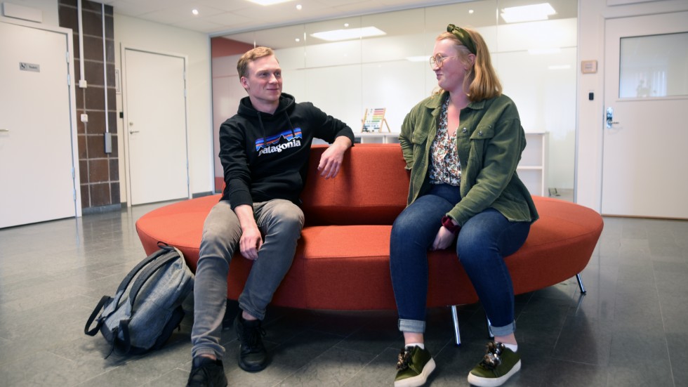 Axel Kindåker och Ebba Jardstål är två elever på Bergska gymnasiet som båda haft nytta av körkortsbidraget som nu tas bort till höstterminen 2021.