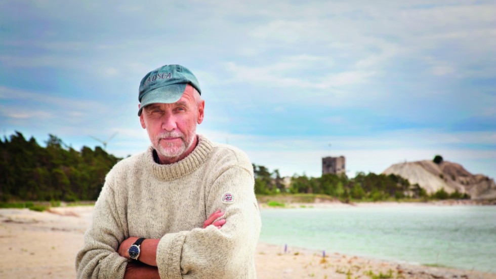 Håkan Nesser på Furillen, där han tog emot beskedet om domen.