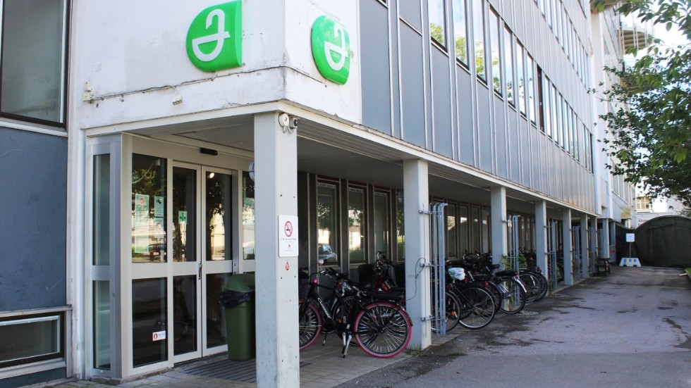 Apotek Lejonet är ett utlämningsställe för självtest i Västerviks kommun. Trots att ett friskt ombud ska hämta testet, vittnar personalen om hur fler och fler försöker hämta testen åt sig själva. 