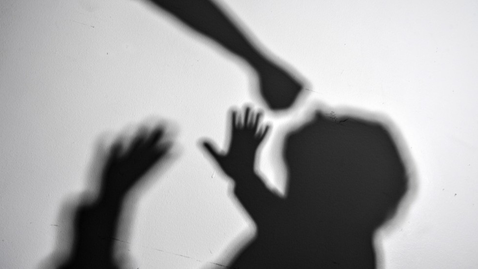 En man i 60-årsåldern tappade humöret på ett vårdboende och misshandlade en anställd.