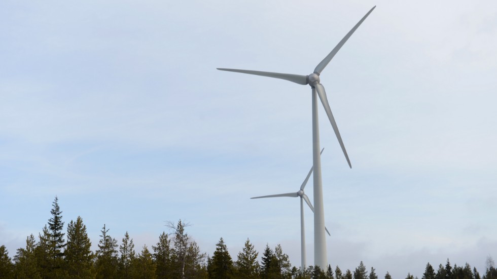 Genom att titta på kartan där vindkraftverken är placerade, kan man konstatera att det bara är ett vindkraftverk som håller det tillåtliga säkerhetsavståndet till väg 55 och länsväg 1170 (Rejmyre) samt en mindre väg, enligt översiktsplanen, skriver Florian Aranda (SD). Genrebild.