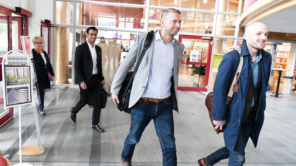 Nortvolts vd Peter Carlsson och kommunikationschefen Jesper Wigardt (t h) hade ett digitalt möte med 80 av företagets leverantörer vid Northvolt Ett på måndagen.