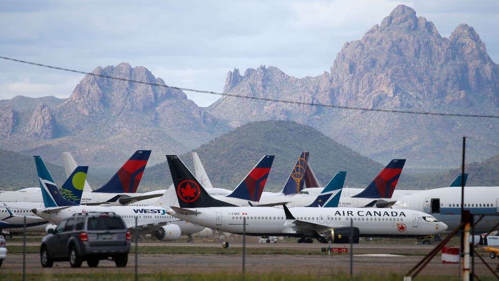 Över hela världen står flygplan parkerade (här i Arizona i USA) på grund av det minskade resandet. Arkivbild.