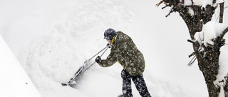 Monstermaskiner flyttar snö i Linghem