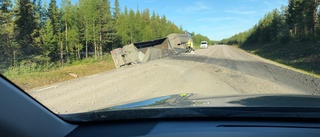 Släpet till en malmlastbil välte