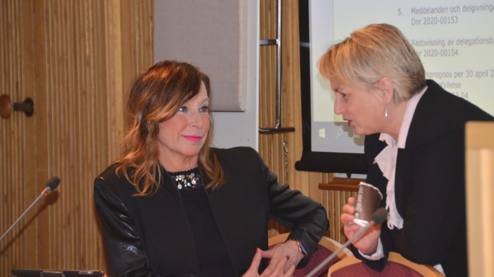 Katarina Burman och Anna-Lena Andersson, här i en paus under ett sammanträde i socialnämnden, säger att den överkapacitet som finns ska tas tillvara på bästa sätt.