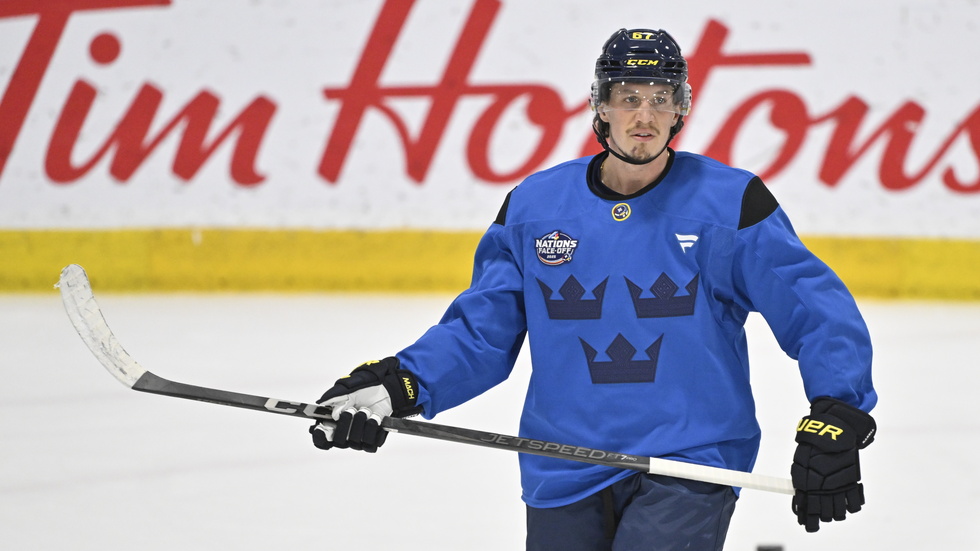 Rickard Rakell, inkallad efter återbud, tog plats i en av Tre Kronors toppkedjor.