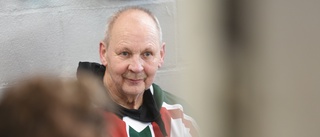 Här blir "Lillen", 74, Sveriges äldste hockeyspelare