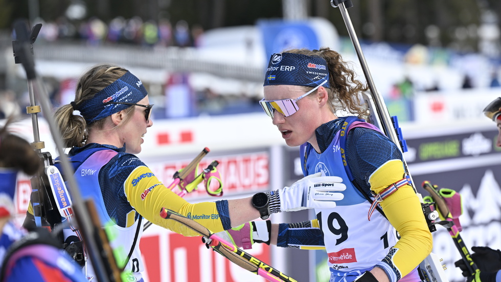 Elvira och Hanna Öberg kramades efter lillasysterns VM-silver.