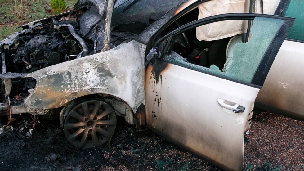 Bilvraket efter det anlagda brandattentatet i november.