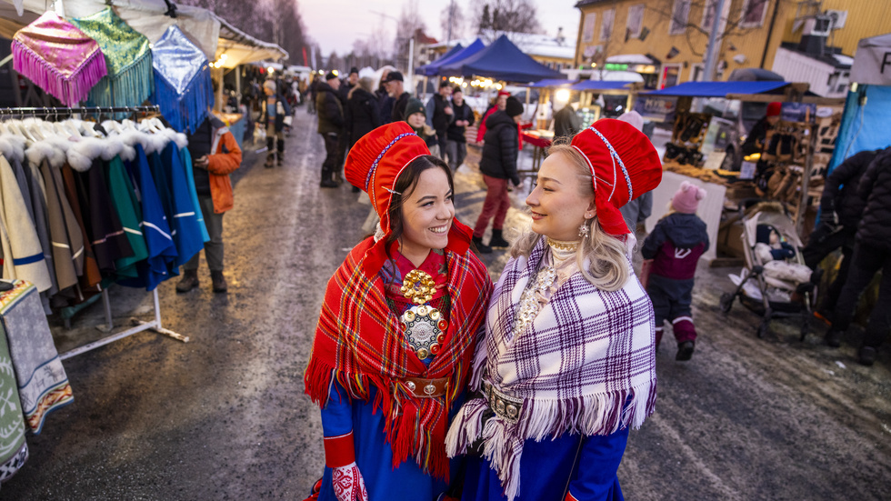 Jokkmokks marknad 420 år. 2025. Silje Máret Somby, Karasjok och Lisa Eline Korneliussen, Alta.