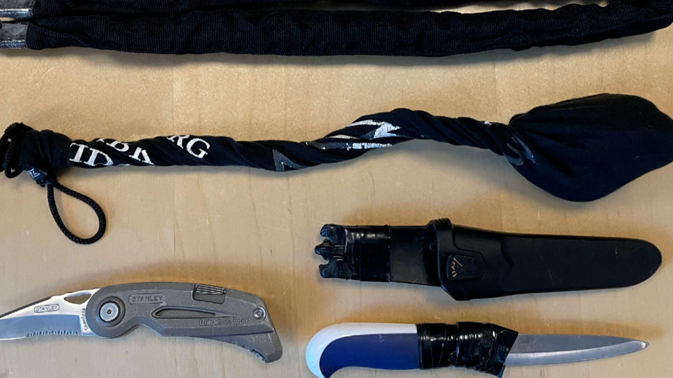 Mannen hade gatustridsvapen på sig.